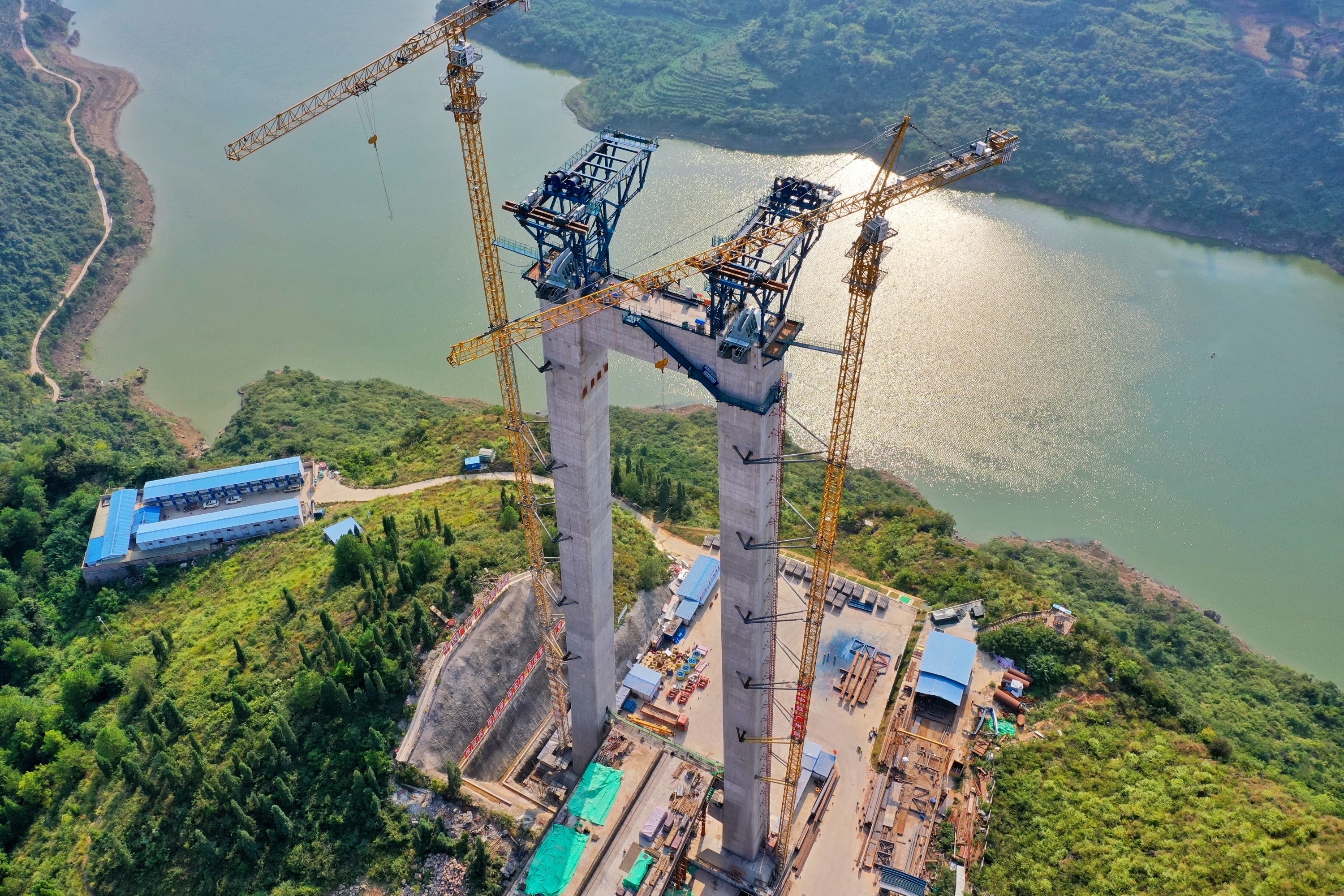 贵州瓮开高速公路开州湖特大桥主塔主索鞍吊装成功