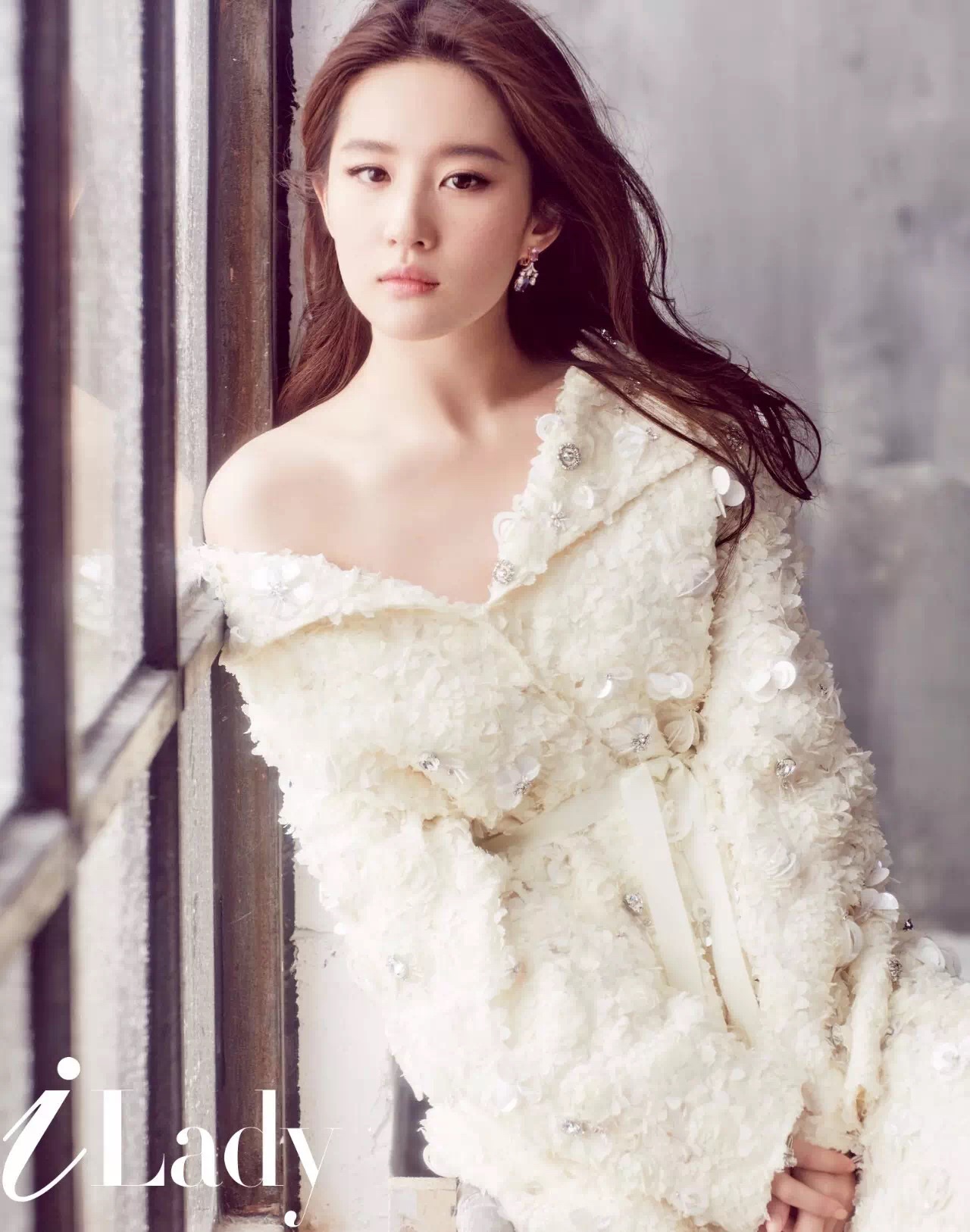 刘亦菲私服造型照，一袭藕粉色轻纱礼服，优雅迷人超减龄_设计