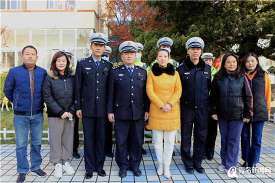 青岛交警交通安全宣传活动走进海军青岛示范幼儿园