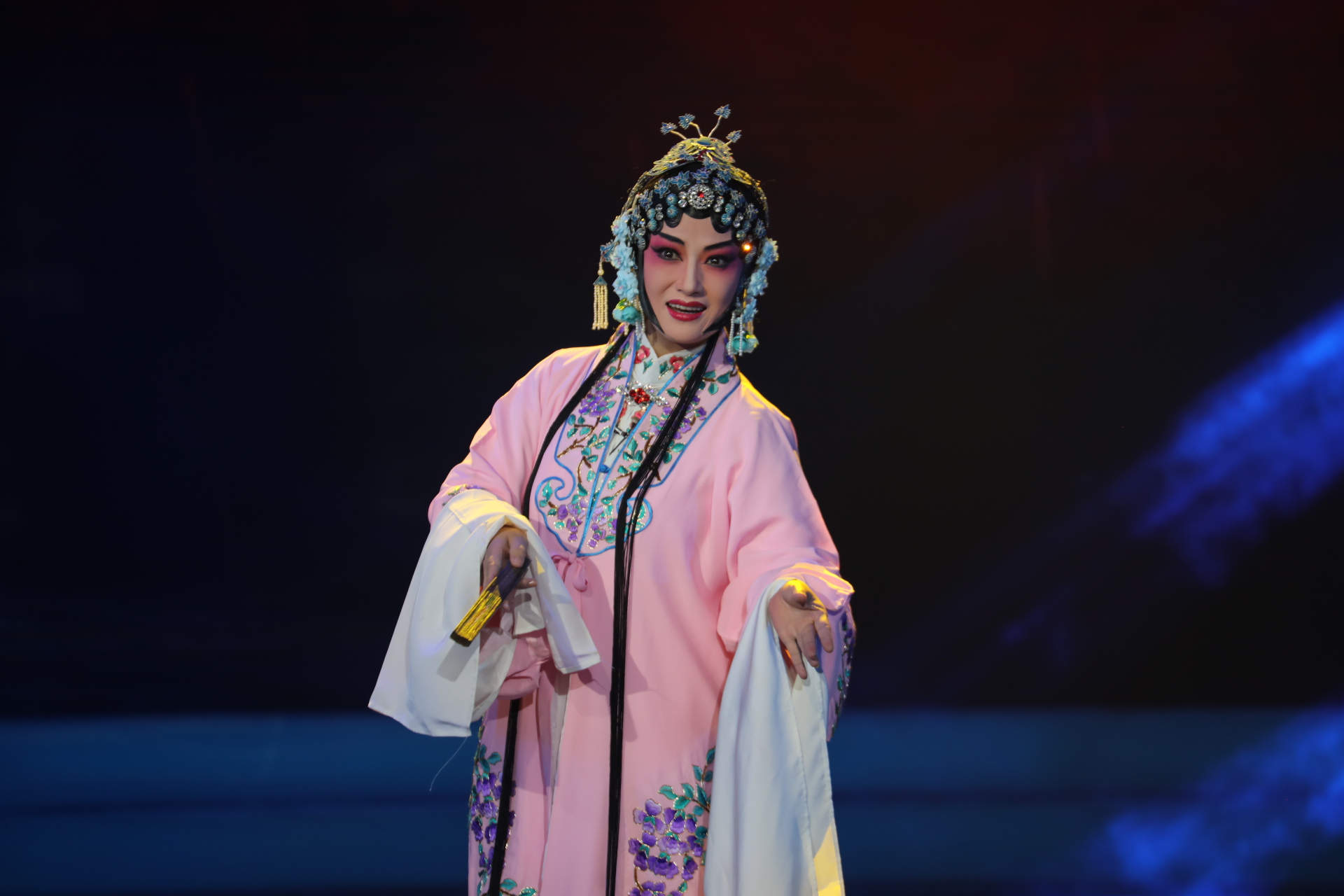 混搭流行乐 名角王玉梅演绎川剧版《成都》