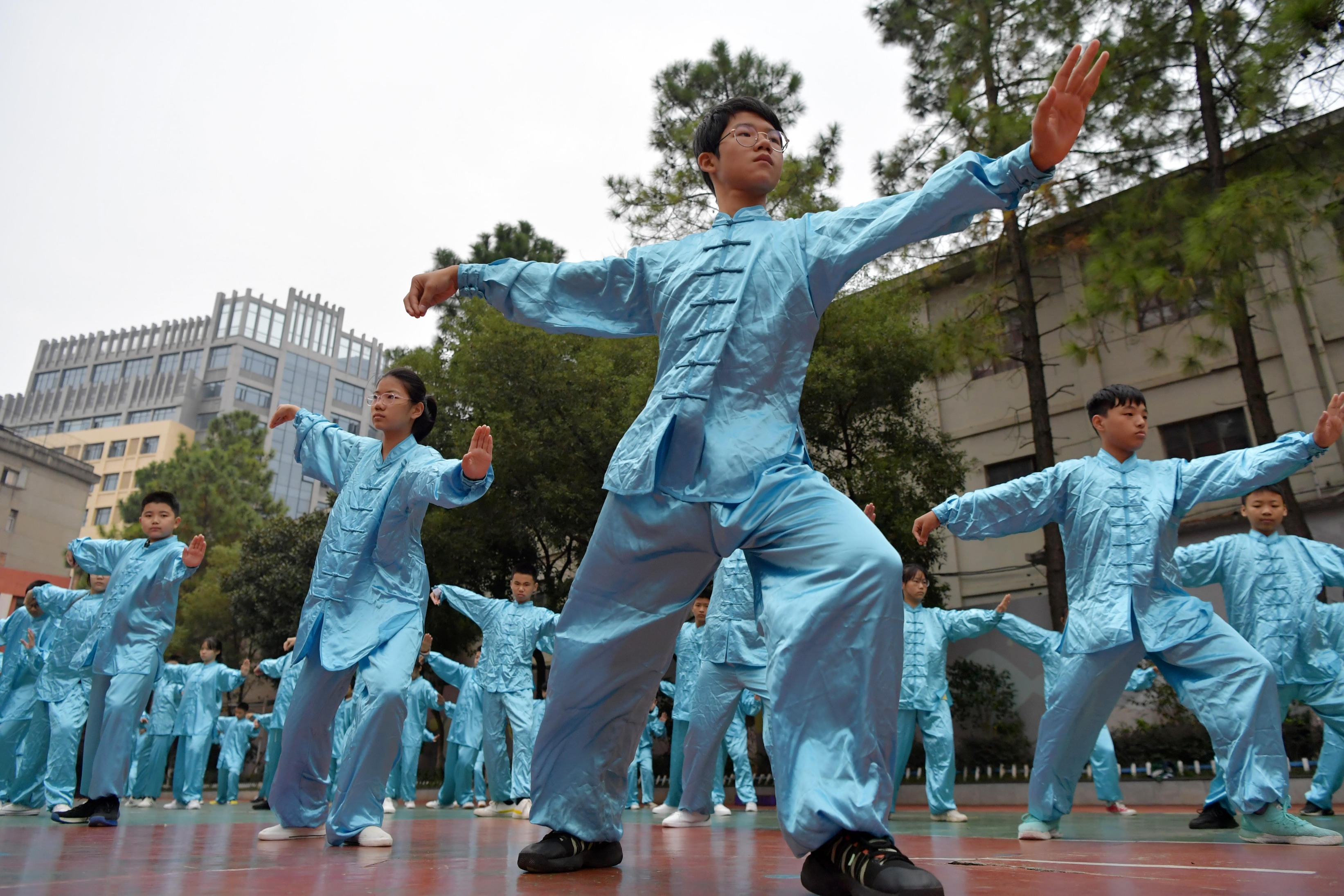 10月29日,南昌学生在操场上练习太极拳.