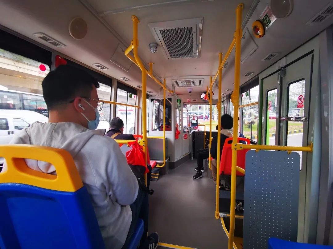 接驳主干道和地铁番禺新增50辆招手即停便民公交车