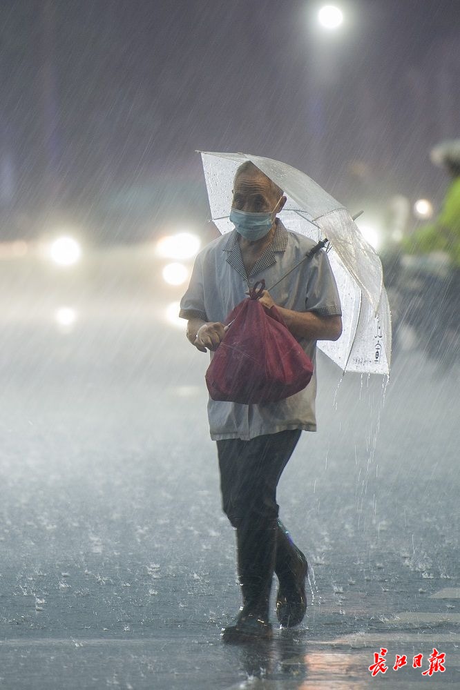 冒雨前行