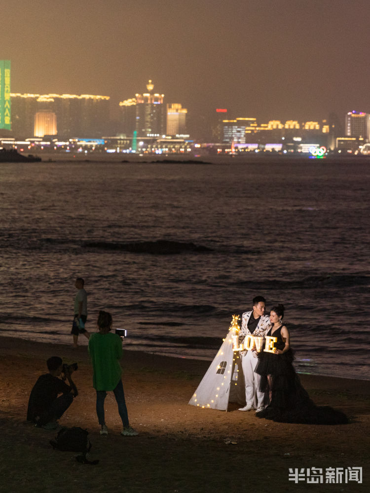 夏夜海滨浪漫温馨青岛三浴海边不少新人拍摄婚纱照