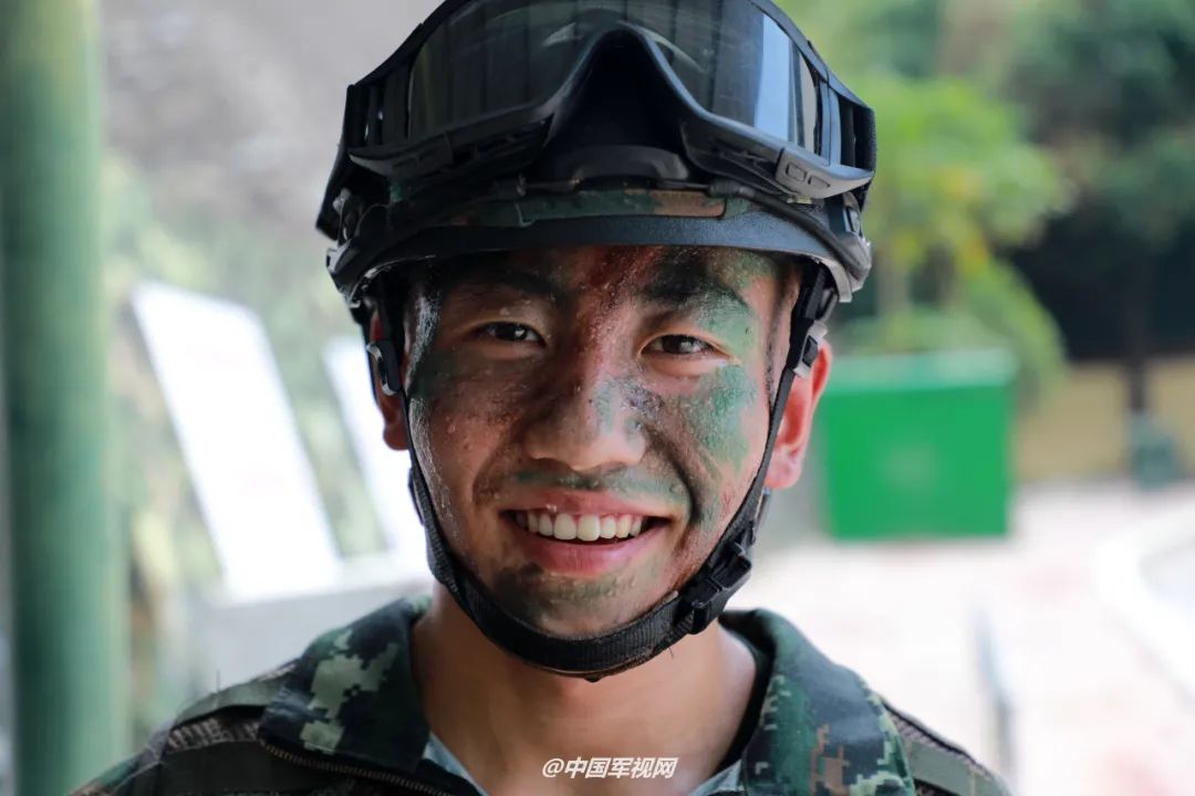 脸上露出的是黑白分明的印记摘下帽子5喜悦之情溢于言表战士取得单