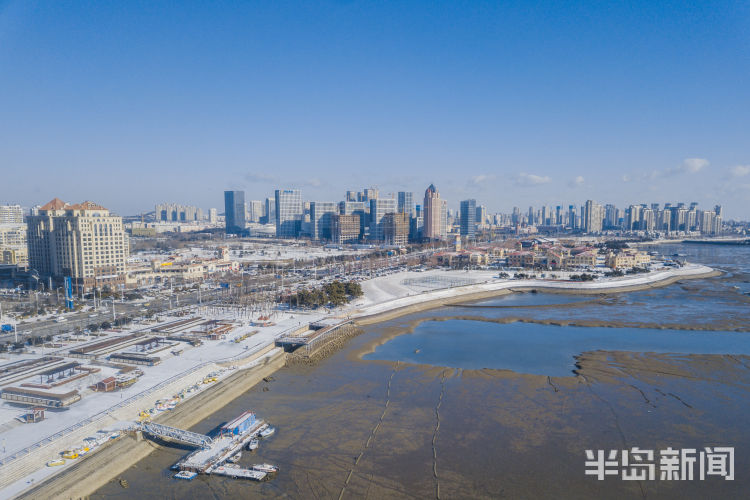 雪后唐岛湾白色海岸线