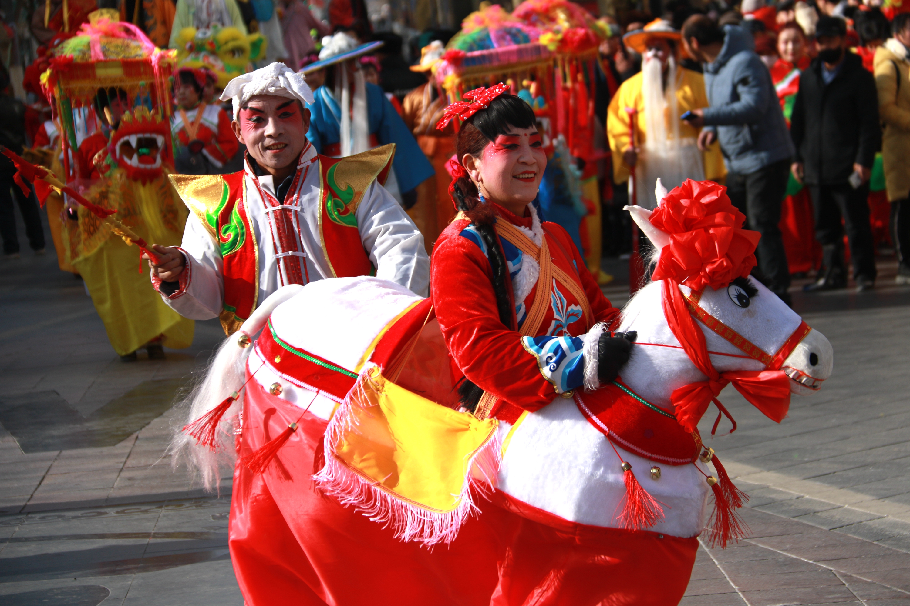 1月17日,社火队成员在敦煌市街头表演"跑驴".