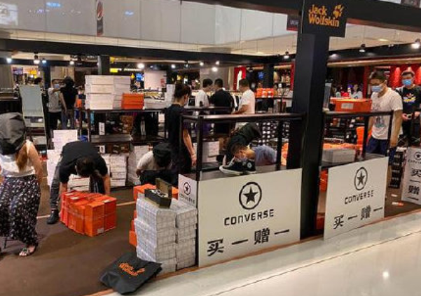 商场内销售假冒商品不少前来购物的市民对此感到惊讶因事发突然商场