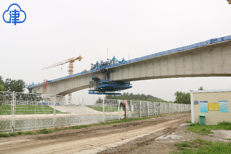 京滨铁路北辰特大桥跨引滦明渠连续梁合龙