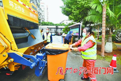 春节期间垃圾分类与环卫工作者坚守岗位保障厦门环境卫生