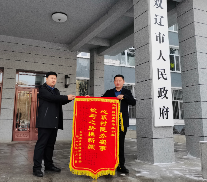 无论工作多忙,张奎俊都坚持学习政治理论,用党的创新理论武装头脑,不