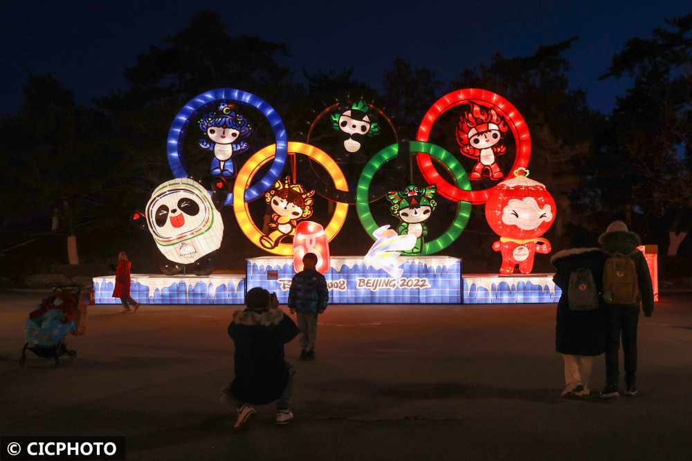 以上图片:2022年1月3日晚,北京市延庆区北京世园公园里花灯璀璨,吸引