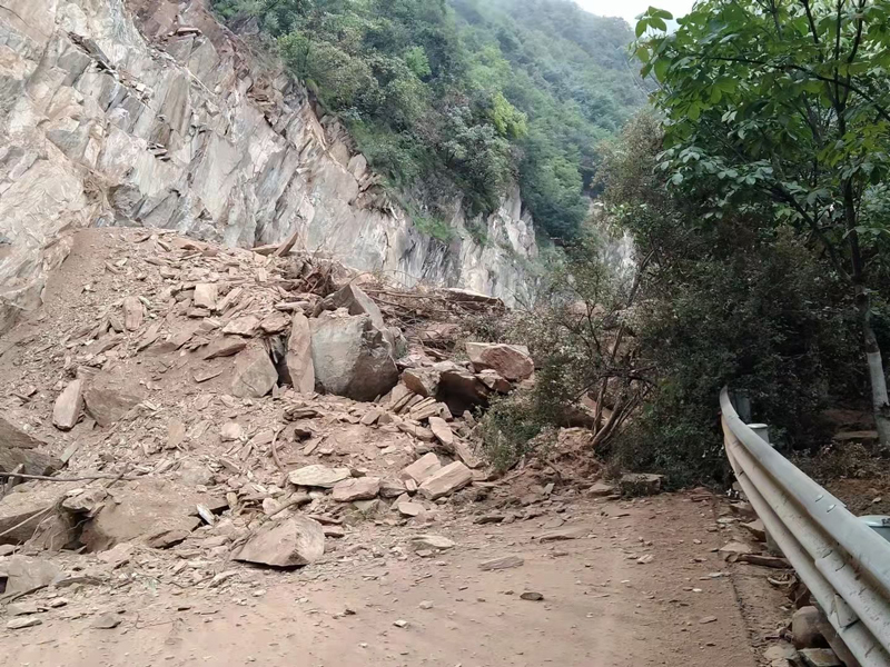 受连续降雨影响陕西两地发生山体滑坡