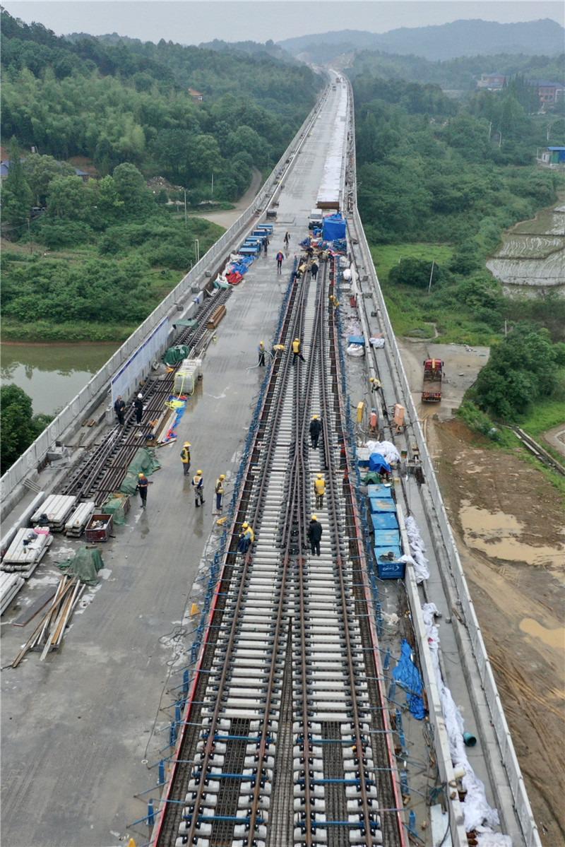 常益长铁路首组高速无砟道岔顺利浇筑完成,预计10月开始铺轨