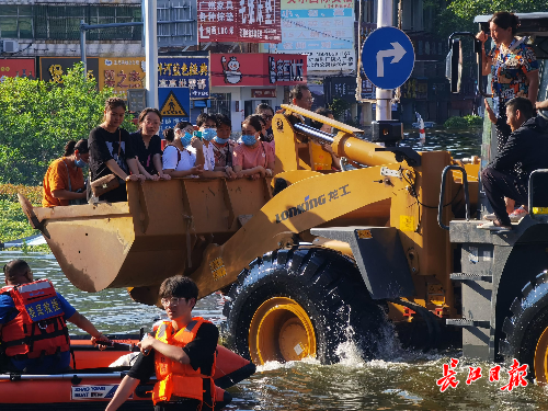 新乡救援铲车和大卡车派上了大用场