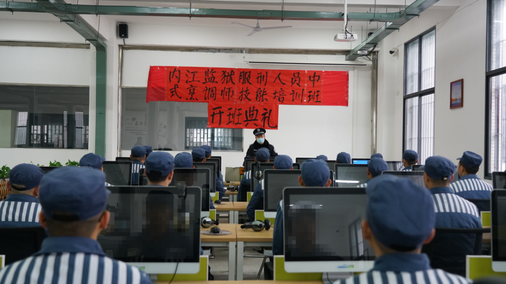 法亦容情大学生在看守所内完成论文答辩
