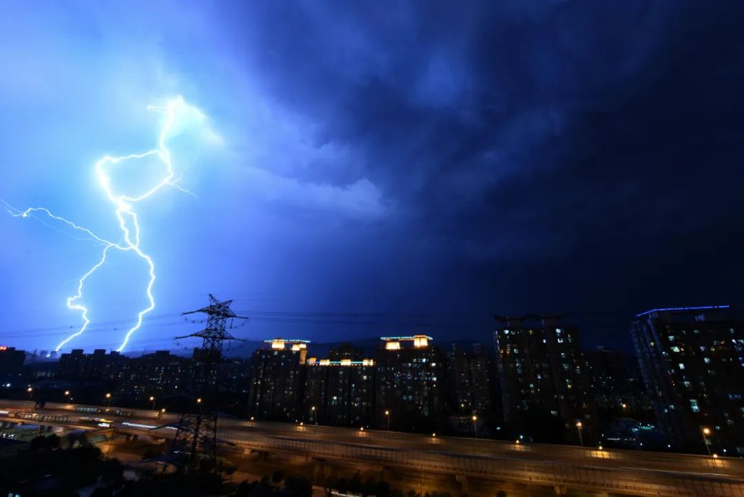 一阵春雷惊醒生动春色一场春雨增添一份暖意以一声惊雷示人春天破土而