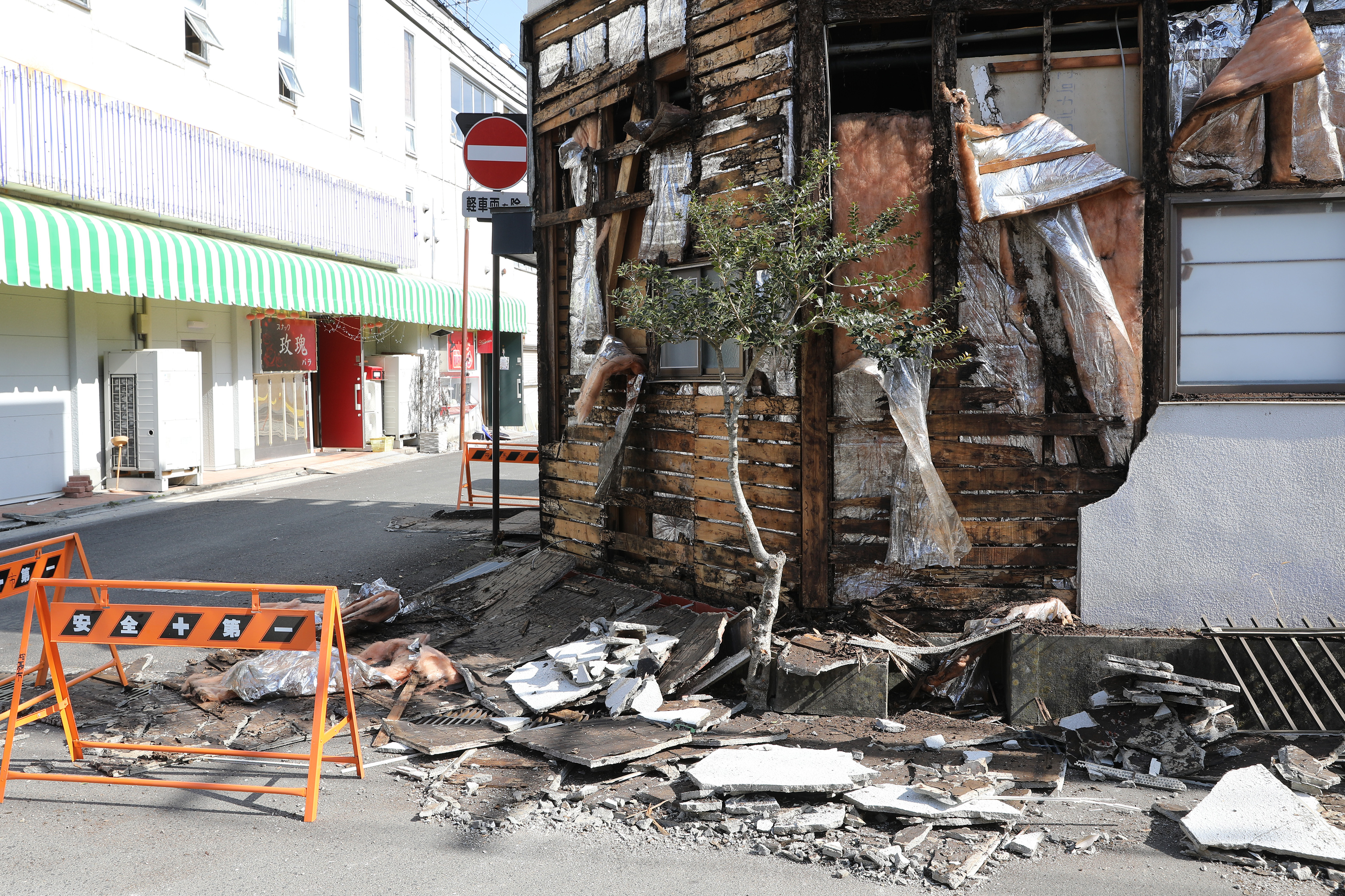 这是2月14日在日本福岛县相马市拍摄的一处因地震导致外墙脱落的房屋.