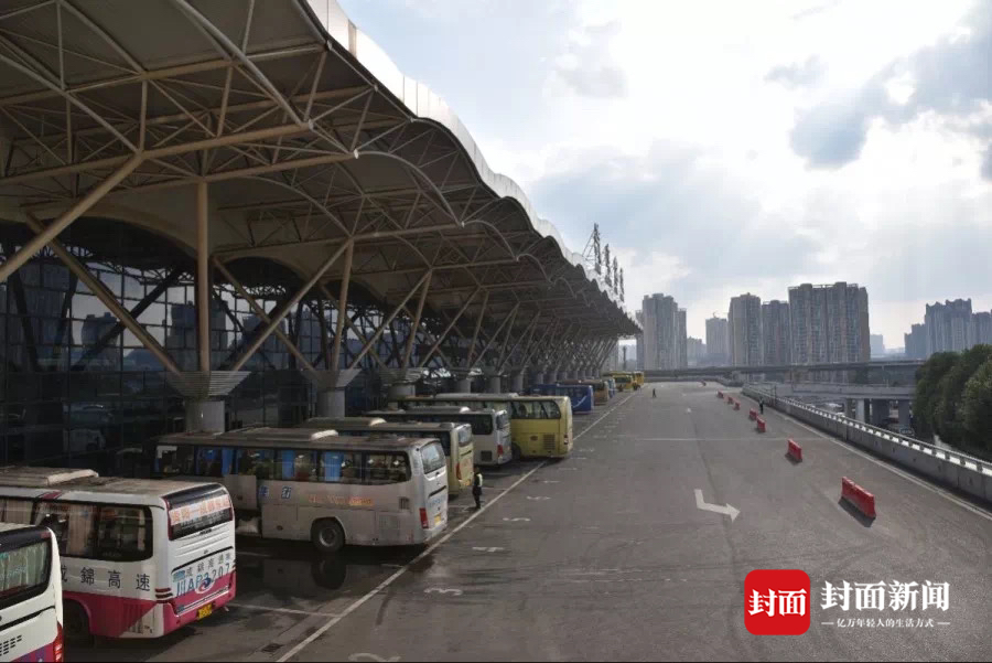 节后返程客流,成都东站汽车客运站准备了安全有保障的客运车辆200余台