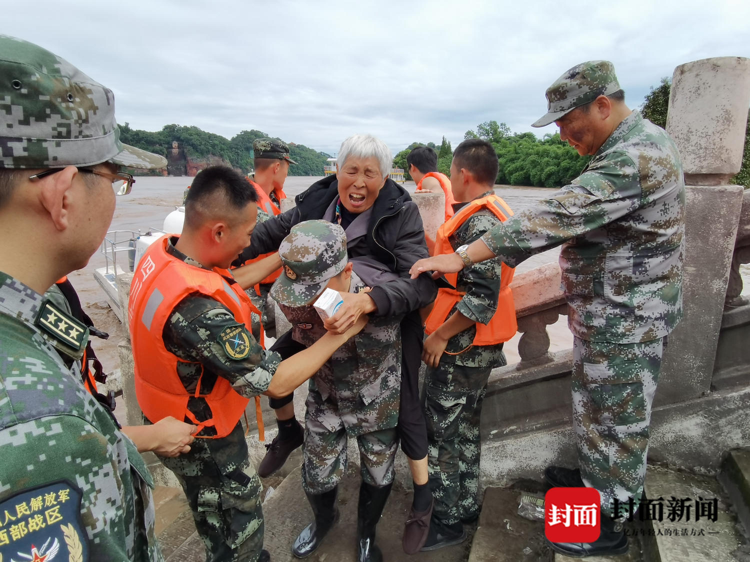 乐山市市中区大佛坝村凤洲岛1020名群众被困,犍为县江心岛五一坝1300