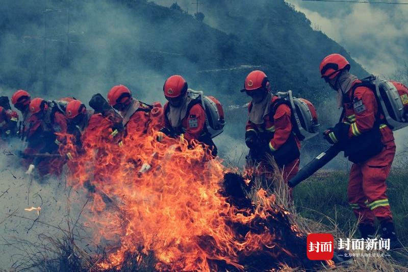 场面超燃 直击四川森林消防员灭火实战演练