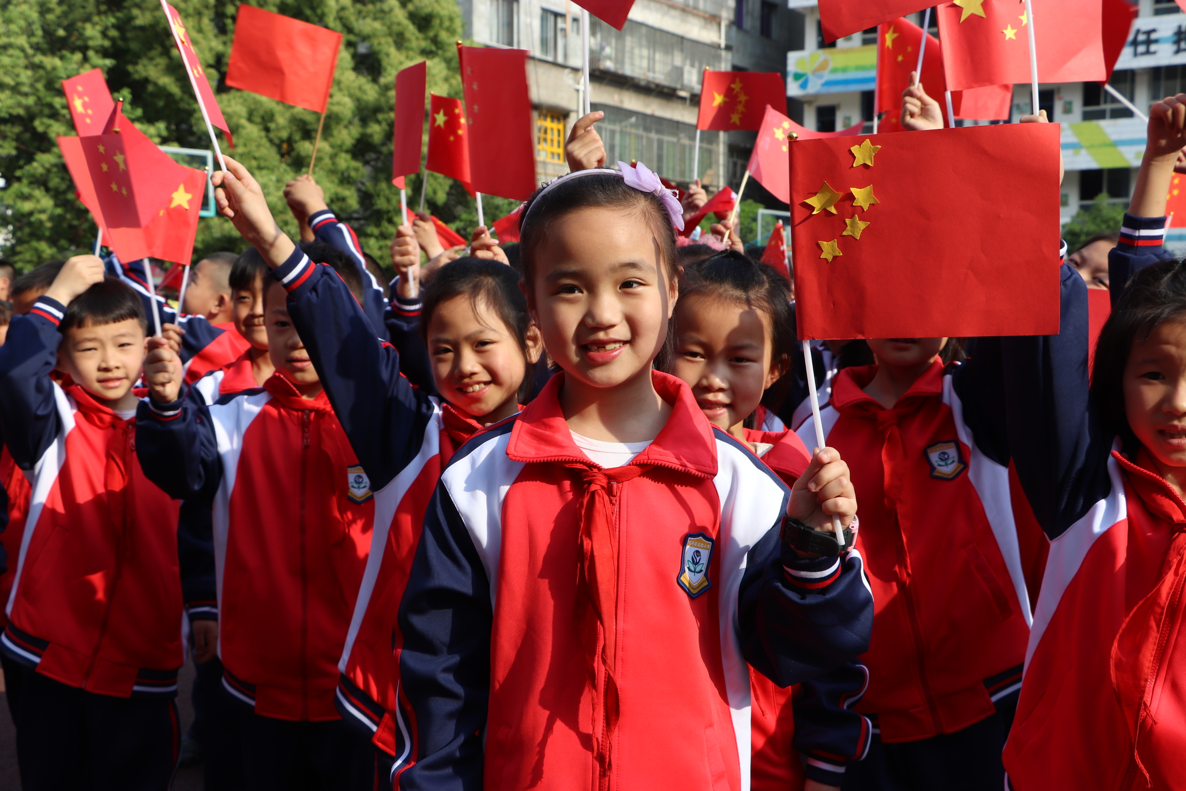 两千师生共庆中国人民解放军海军建军70周年