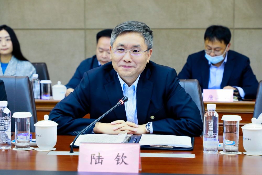 四川银行党委副书记,行长郑晔;党委委员,副行长,首席财务官罗军艳;副