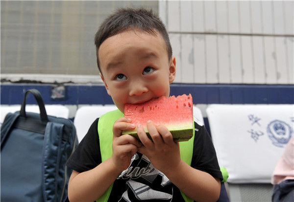 落户群众打拥堂成华公安现场发西瓜市民当了吃瓜群众