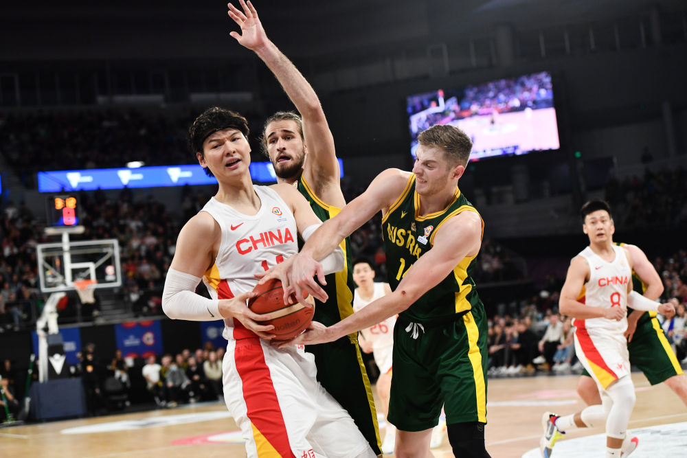 中国男篮世预赛末节崩盘再负澳大利亚