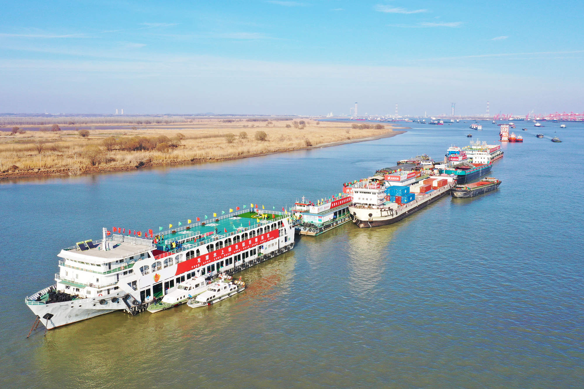 新华全媒丨探访长江最大水上服务区停船加油还能逛个街