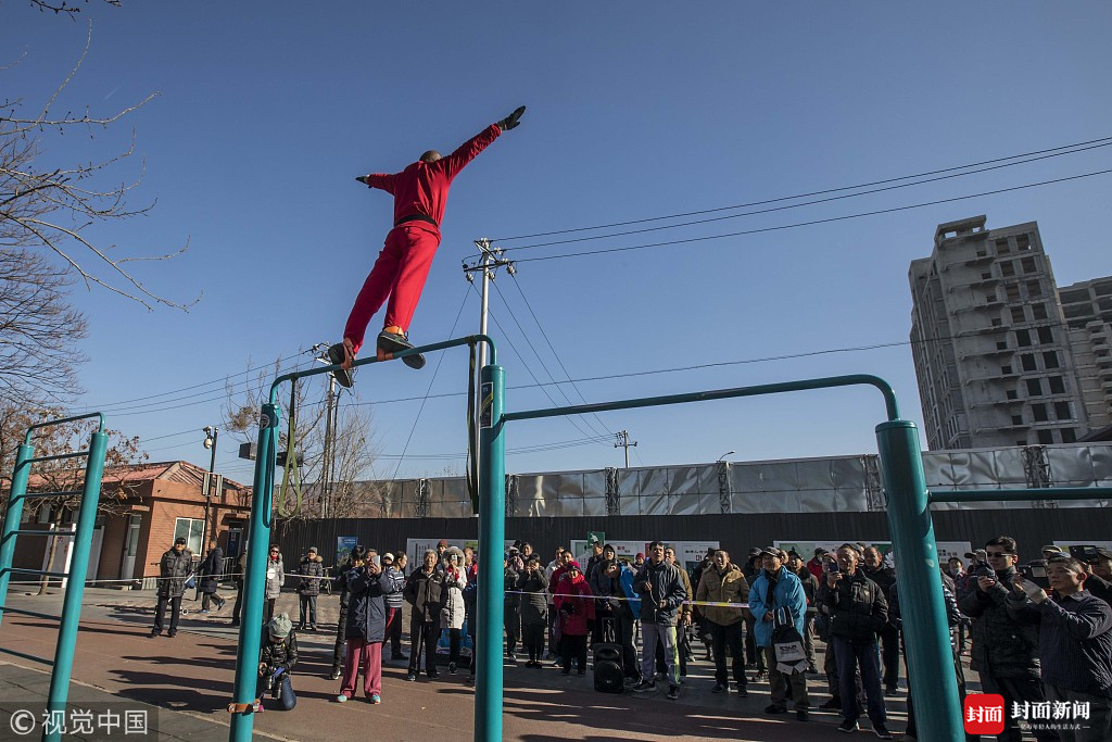 双击666 大爷以"杠"会友斗绝活