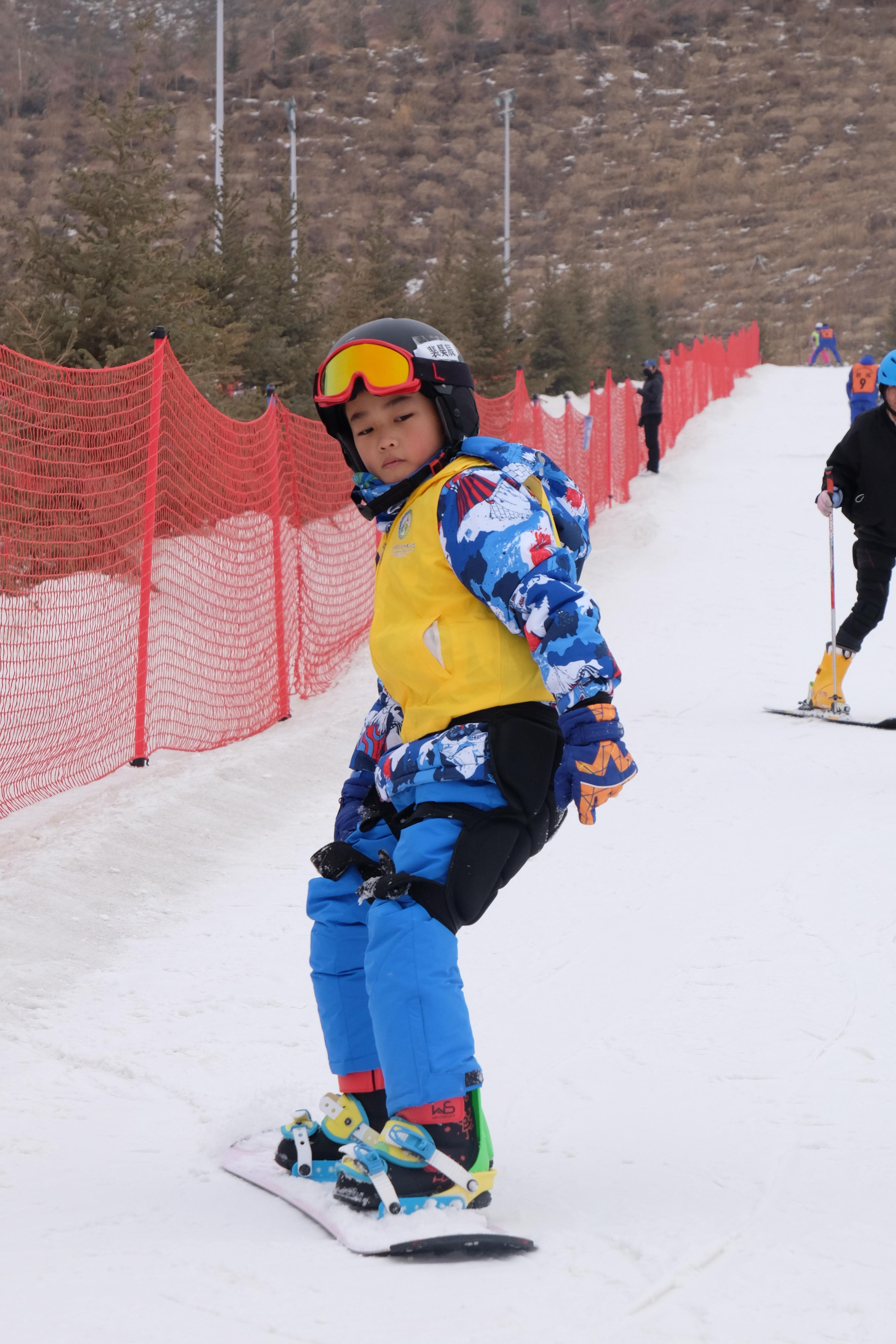 来说兰州市安宁区阳光小学三年级的学生裴昊辰正在滑雪场内练习滑雪