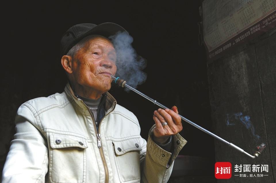 四川邛崃有个古碉楼 九旬老人一生守候