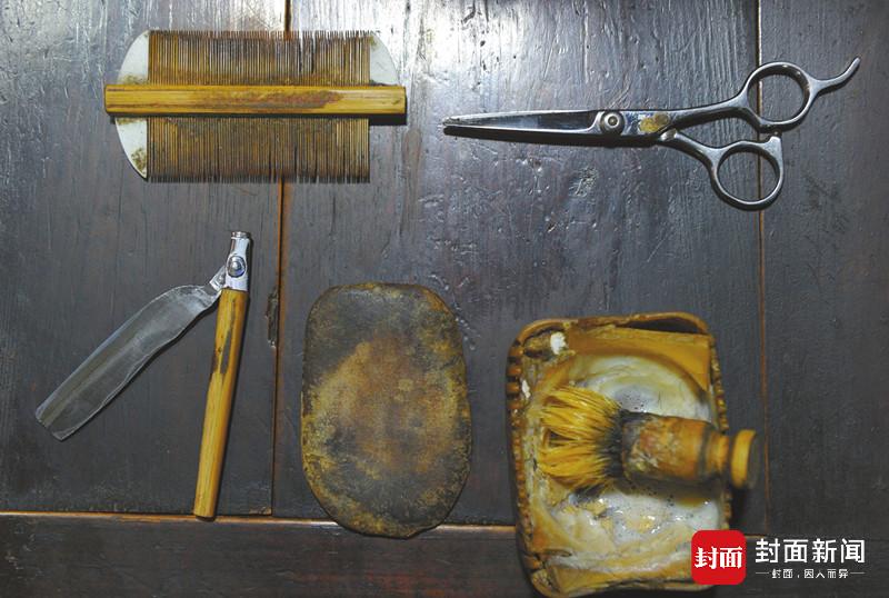 成都七旬"老待诏":一把土刀修面65年 "剃刀洗眼"难不倒