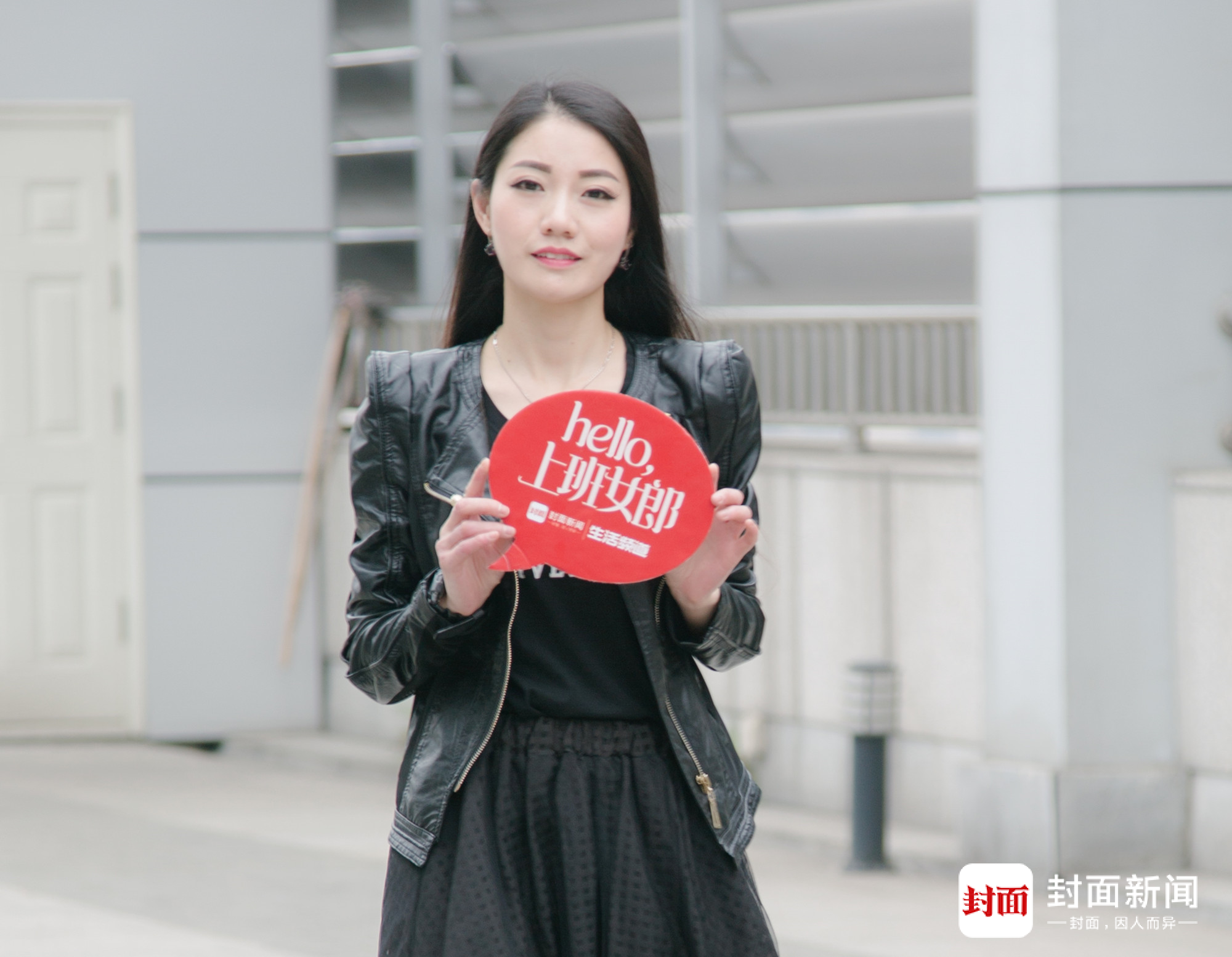 今天的"2017封面上班女郎"获奖佳丽,来自苏宁易购春熙店的魏玲,掌声有