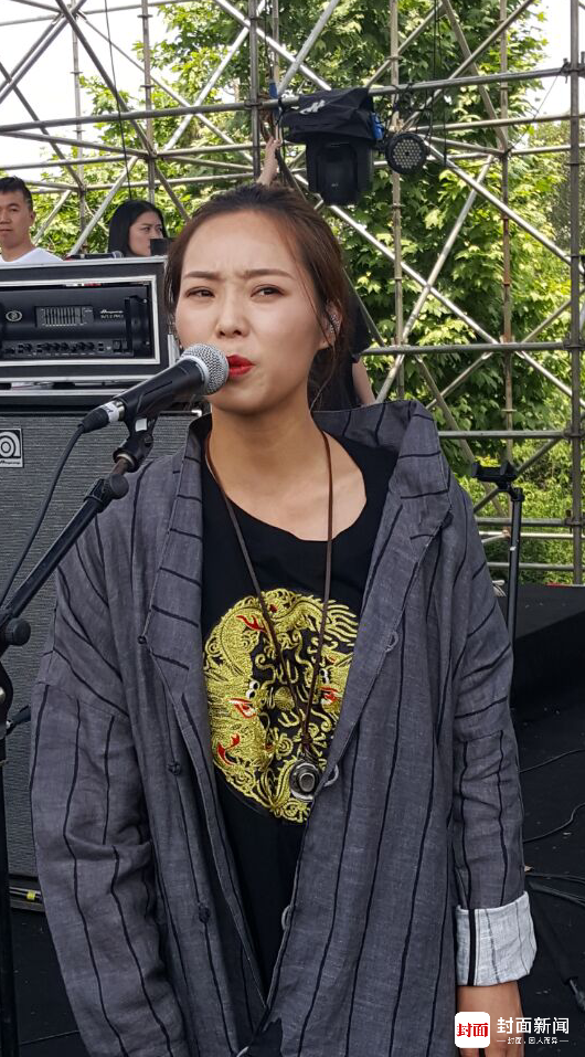 歌手云朵草莓音乐节飙高音 把舞美灯炮震碎