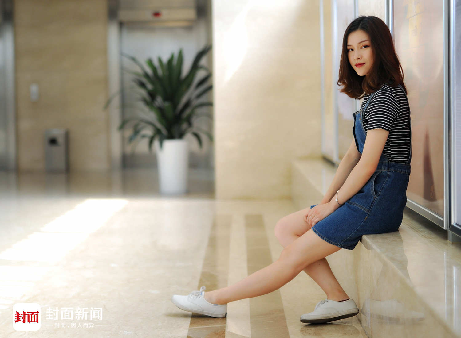 今天的上班女郎罗黎蕾带来了最清爽百搭的夏日搭配,短袖t,大长腿正向