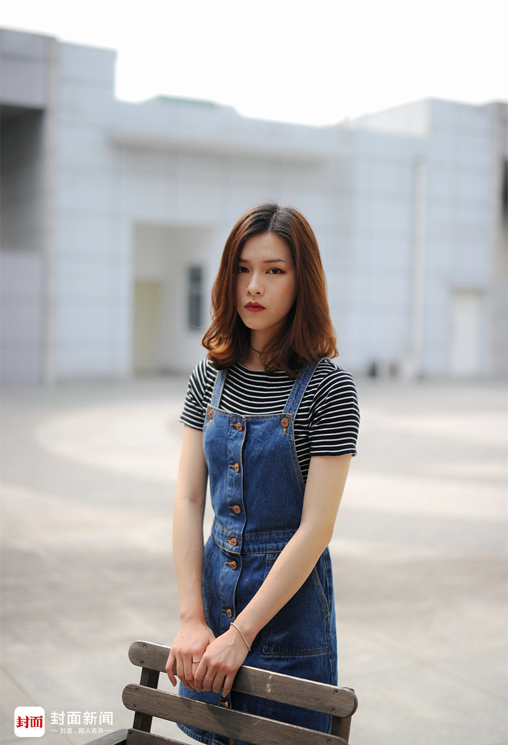 今天的上班女郎罗黎蕾带来了最清爽百搭的夏日搭配,短袖t,大长腿正向