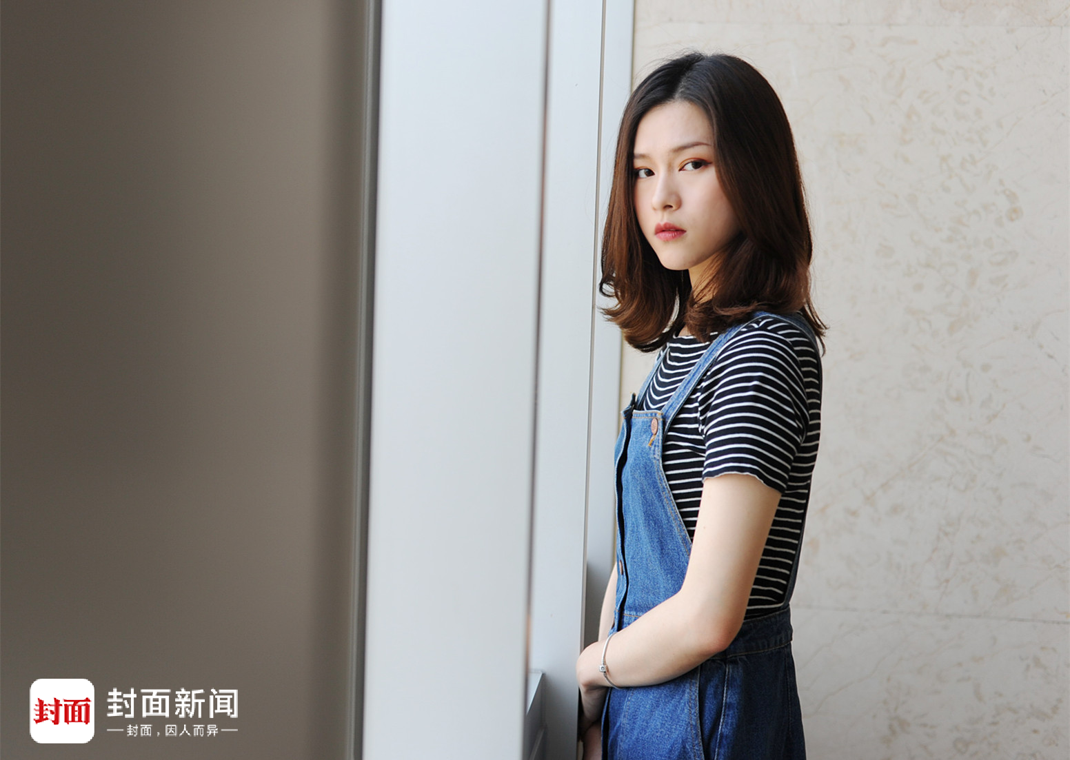 今天的上班女郎罗黎蕾带来了最清爽百搭的夏日搭配,短袖t,大长腿正向