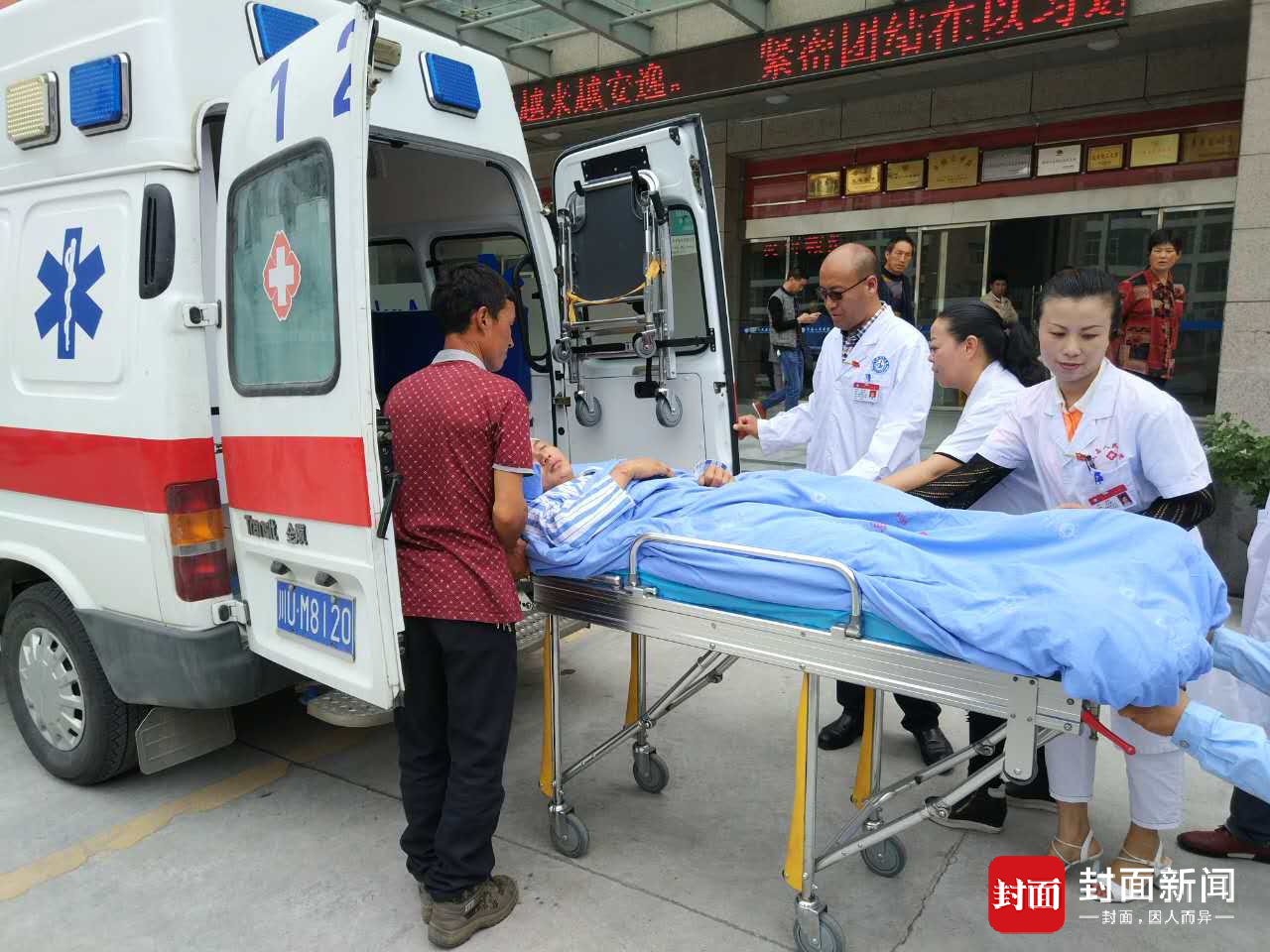 出发茂县山体垮塌奇迹宝宝转院至成都喝完奶安稳睡着