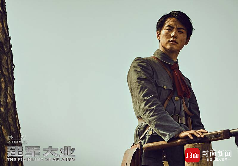 鹿晗演情报员,关晓彤演邓颖超 揭秘《建军大业》中的惊喜面孔