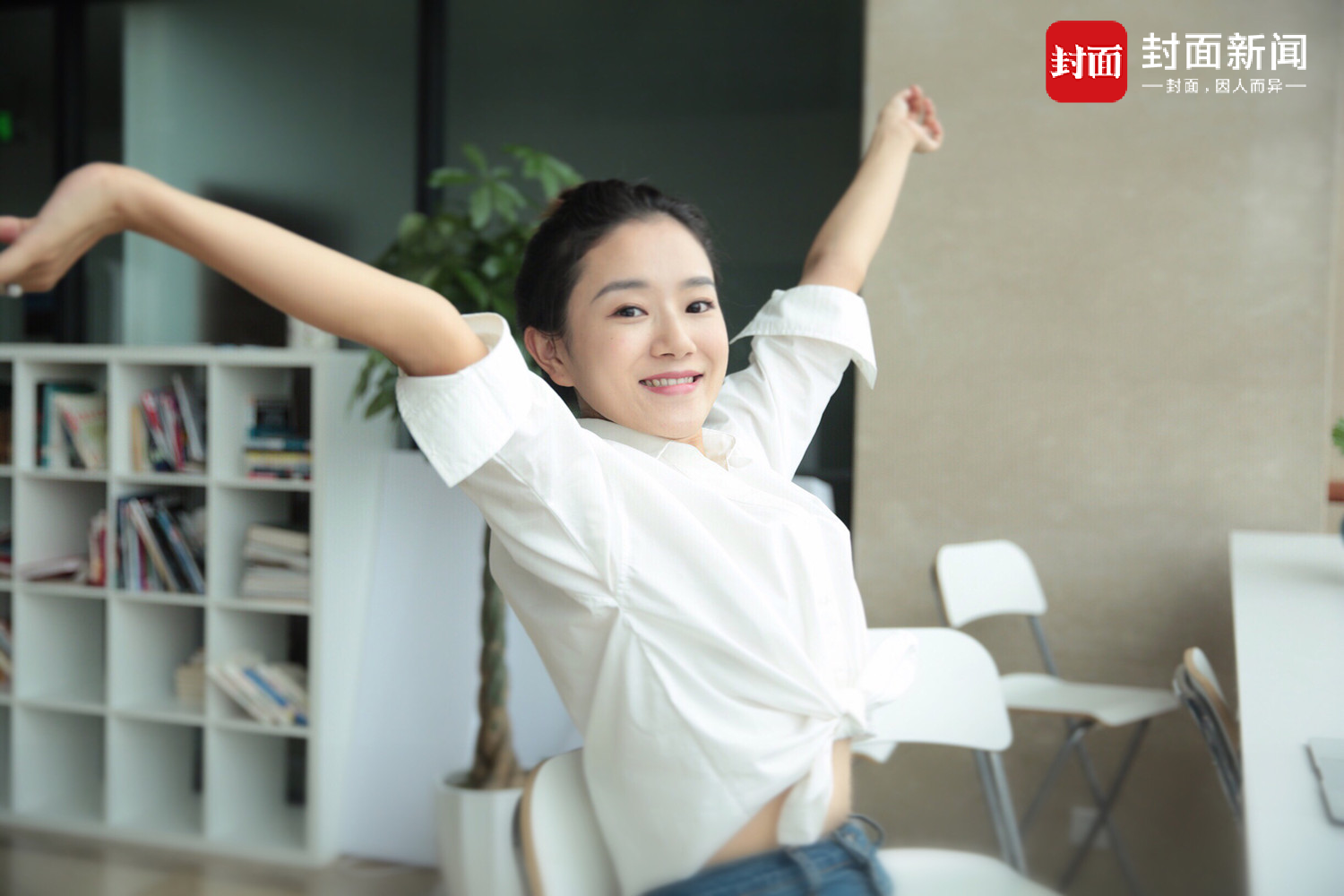 欢妮身上的白衬衫有点儿特别,腰间蝴蝶结绑带可正式可随意,微露纤细小