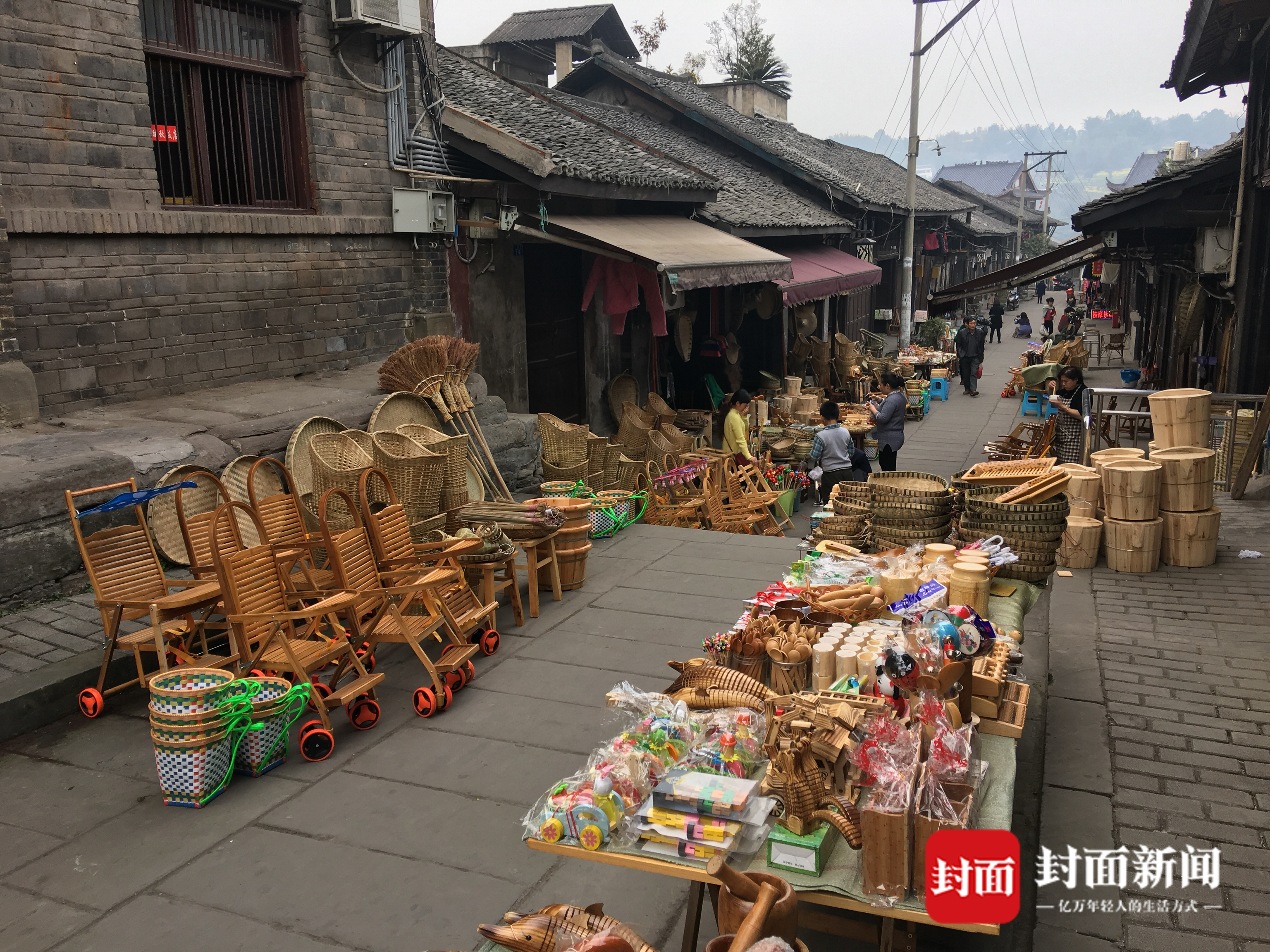 在宜宾的街上,售卖的竹制品随处可见