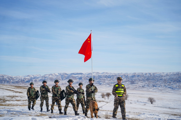 1月31日,武警兵团总队执勤第五支队官兵在边境巡逻.
