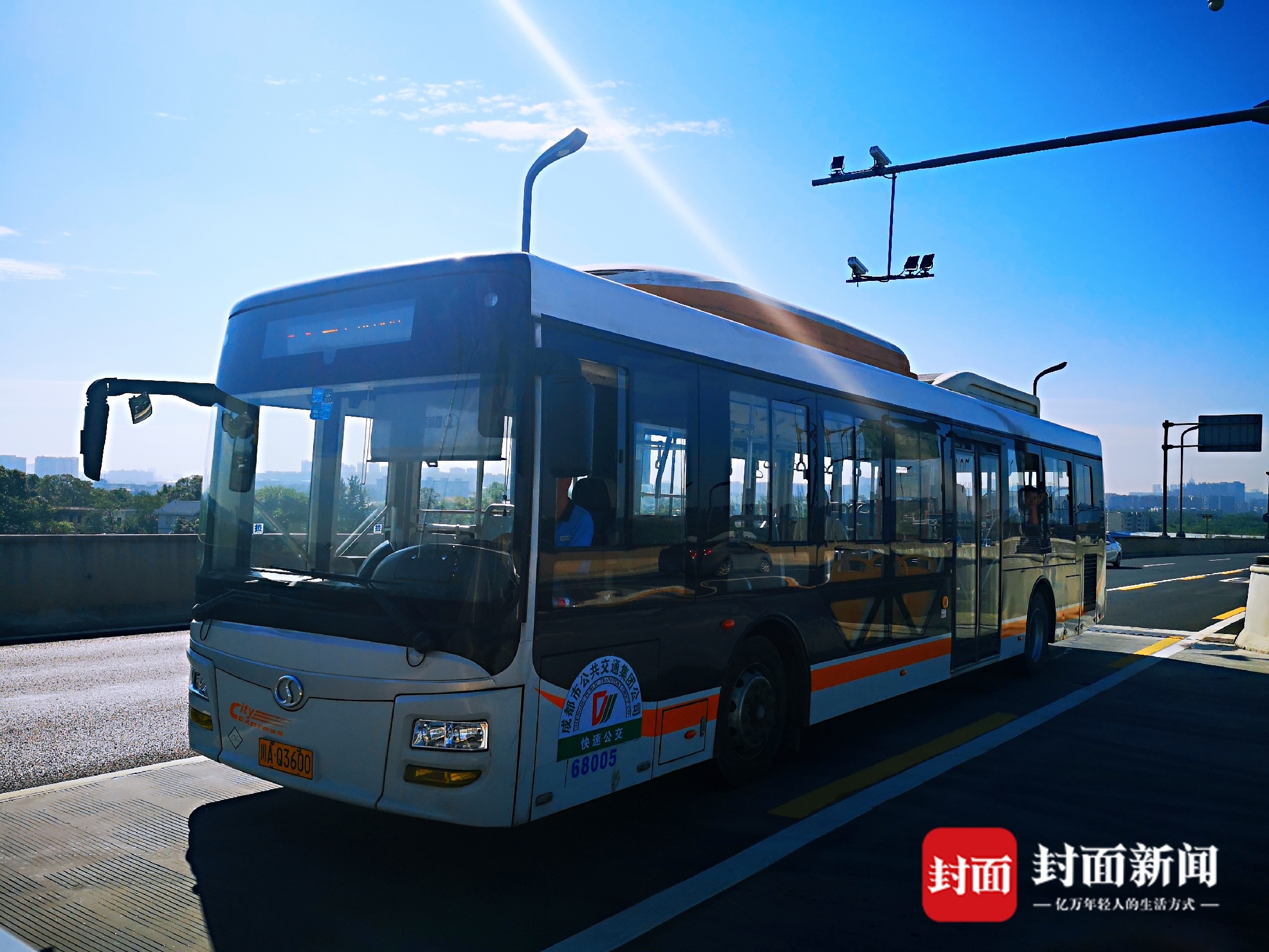 成都首条放射性brt 快速公交k3线今日正式开通