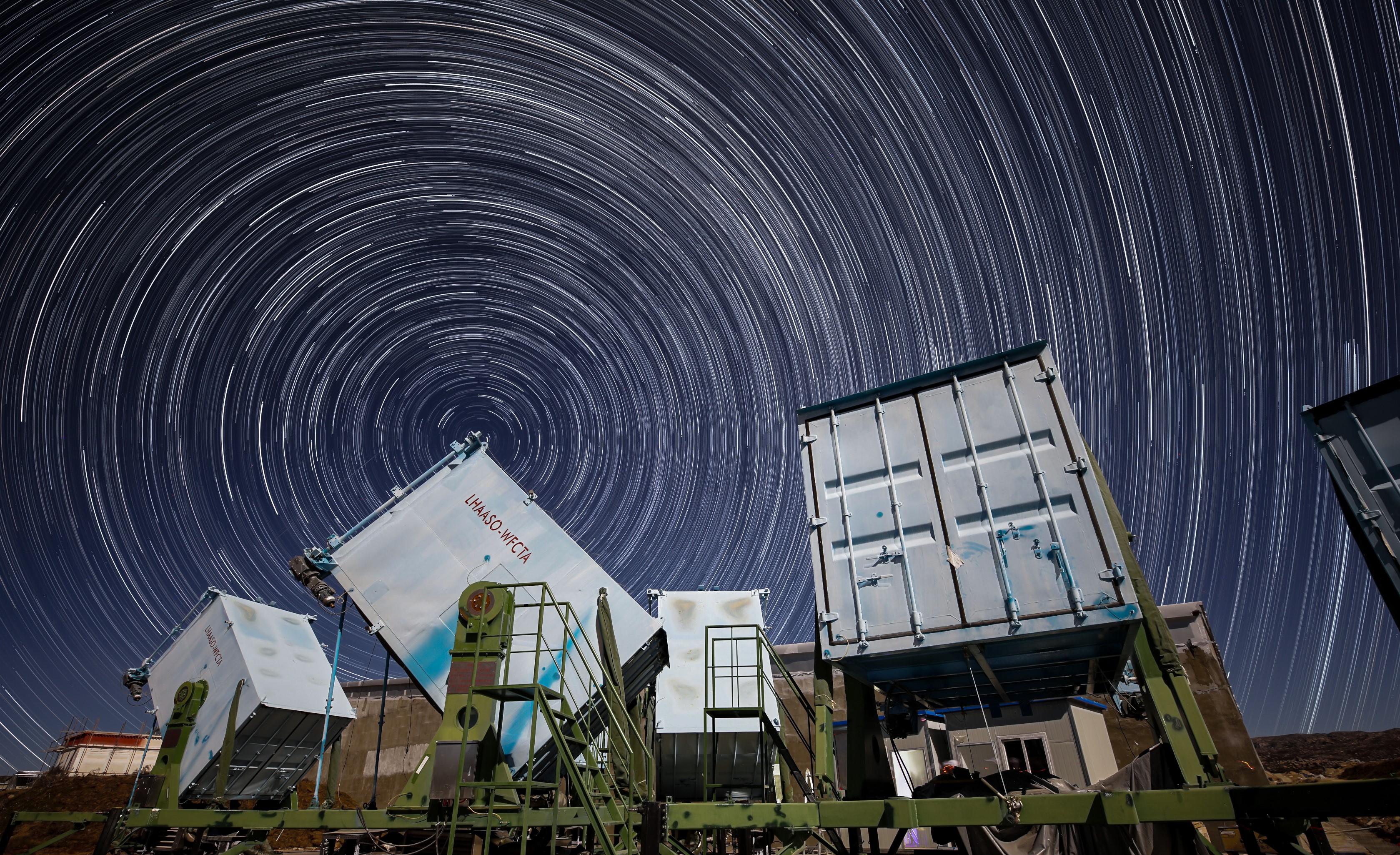 新华全媒 |探索宇宙线起源之谜 高海拔宇宙线观测站"拉索"通过国家