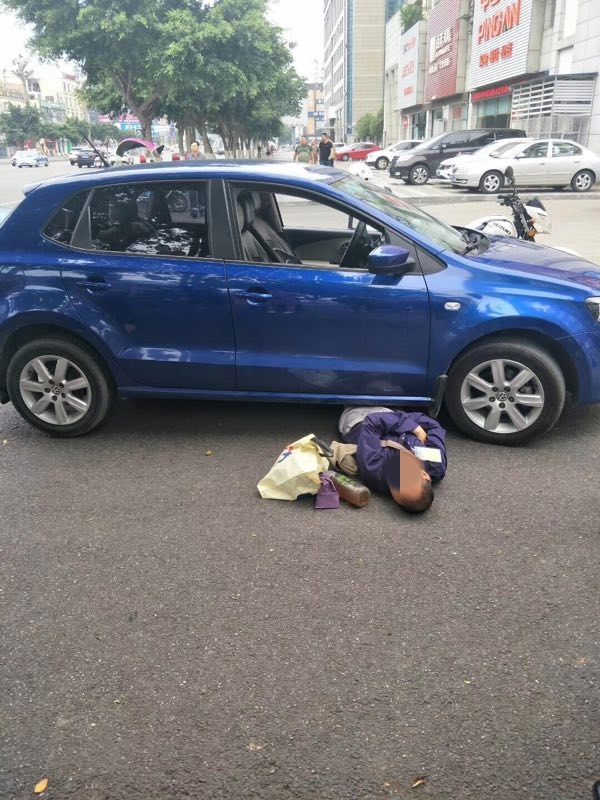 德阳大爷被撞反被指碰瓷交警调监控证其清白