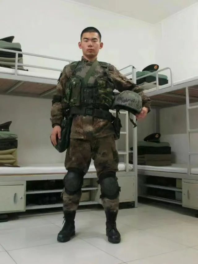 北京卫戍区警卫第一师两人都曾服役于也是殷昊的老班长车启佳是包子铺
