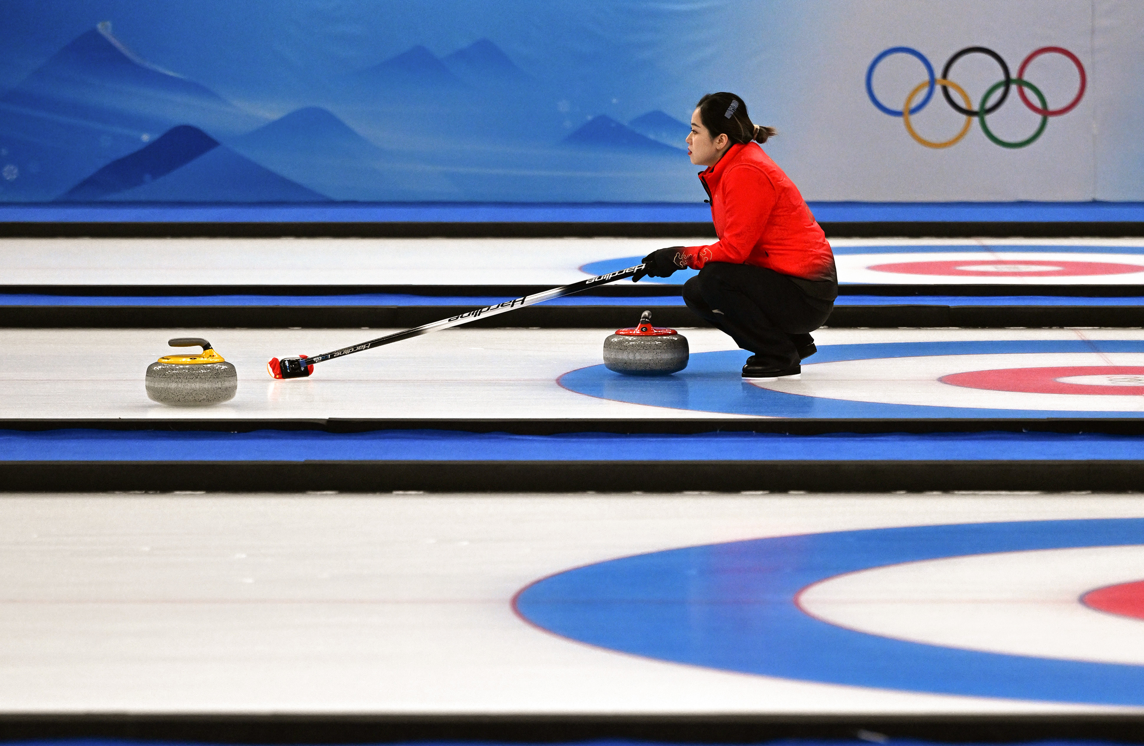北京冬奥会冰壶第三胜中国女子冰壶队击败英国队