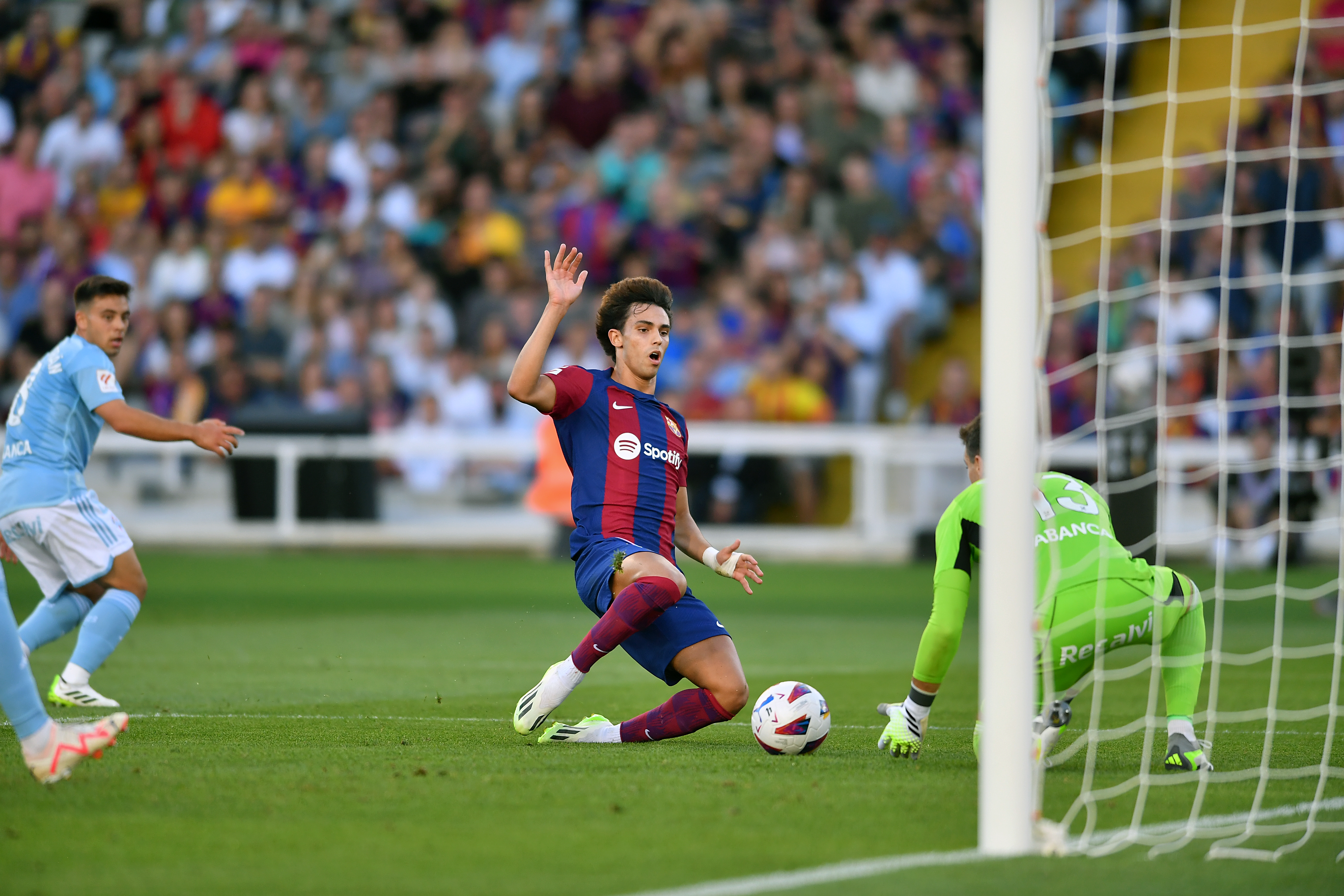 国际足球西甲综合莱万双响坎塞洛绝杀巴萨32逆转塞尔塔